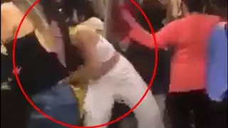 A pesar de los intentos de Roberto por hacer que su compañera no abriera el regalo, los gritos de los presentes que entonaban "Que lo abra! Que lo abra!"