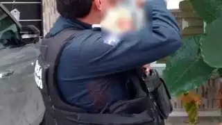 Los policías llegaron al lugar de los hechos para poner a salvo al menor