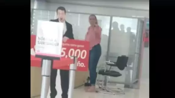 Mujer que se hacía pasar pasar por agende de la DEA agrede a empleados en un banco: VIDEO Mujer que se hacía pasar pasar por agende de la DEA agrede a empleados en un banco: VIDEO