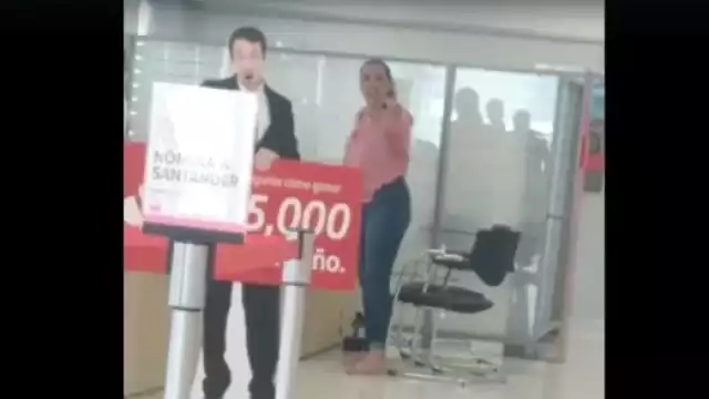 Mujer que se hacía pasar pasar por agende de la DEA agrede a empleados en un banco: VIDEO