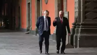 López Obrador y Fernández caminando por Palacio Nacional