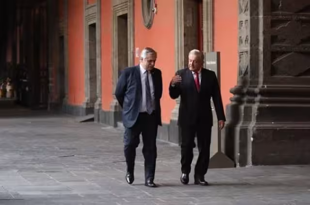 López Obrador y Fernández caminando por Palacio Nacional