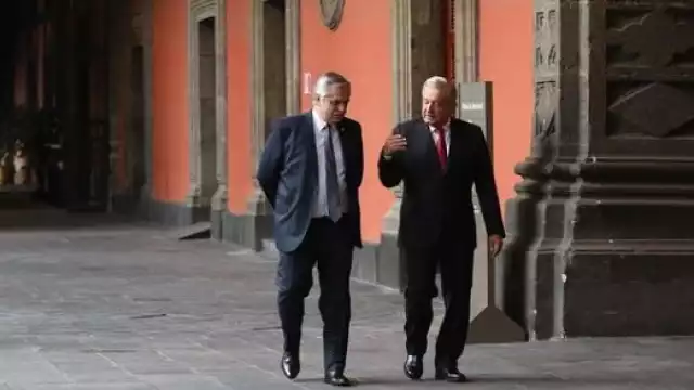 López Obrador y Fernández caminando por Palacio Nacional
