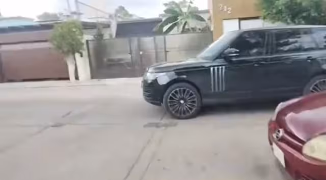 En el video se ve que un sujeto baja y corta la transmisión del youtuber. Foto: Especial