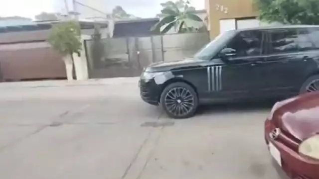 En el video se ve que un sujeto baja y corta la transmisión del youtuber. Foto: Especial