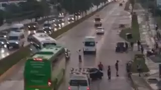 Choque entre autobús y auto provoca caos vial en el bulevar Colosio de Cancún