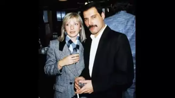Freddi y Mary Austin tuvieron una relación por seis años; sin embargo, siempre estuvieron juntos. Freddi y Mary Austin tuvieron una relación por seis años; sin embargo, siempre estuvieron juntos.