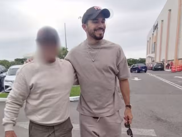 Henry y un fan en su estancia en Mérida