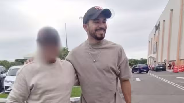 Henry y un fan en su estancia en Mérida