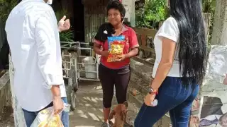 Para este grupo de jóvenes una bolsa de botana basta para ayudar a los damnificados del Huracán Delta. Foto: Jesús Sargento