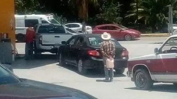 A pesar del sol, el hombre esperaba su turno tras dos autos que cargaban gasolina A pesar del sol, el hombre esperaba su turno tras dos autos que cargaban gasolina