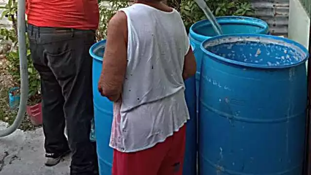 Familias esperan por las pipas de agua que les surten de agua cada semana