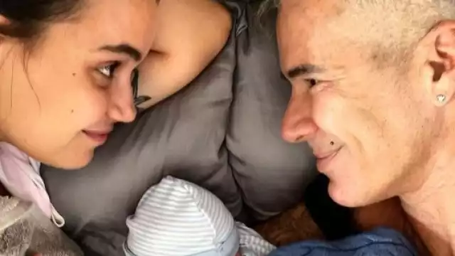 Fernando Carrillo somete a su bebé a masaje de relajación en Tulum