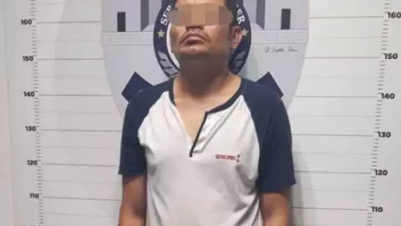 El sujeto se encontraba descalzo por lo que al intentar escapar tropezó y fue detenido