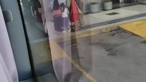 Madre de dos menores baja al baño y el autobús la abandona en Playa del Carmen Madre de dos menores baja al baño y el autobús la abandona en Playa del Carmen