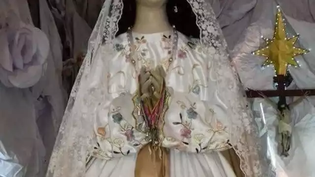 Su sitio original es en el altar principal, como Patrona del lugar