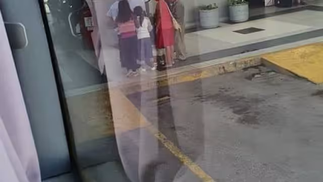 Madre de dos menores baja al baño y el autobús la abandona en Playa del Carmen