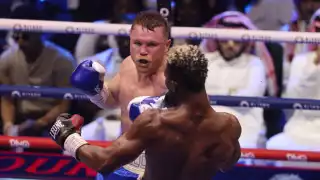 Canelo doblega a Scull por decisión unánime en Arabia