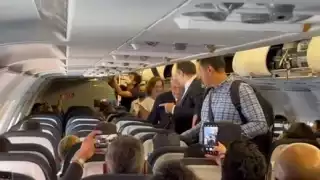 AMLO y su esposa Beatriz Gutiérrez Müller abordaron un avión comercial para regresar a México. Foto: Captura de pantalla