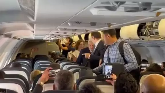AMLO y su esposa Beatriz Gutiérrez Müller abordaron un avión comercial para regresar a México. Foto: Captura de pantalla AMLO y su esposa Beatriz Gutiérrez Müller abordaron un avión comercial para regresar a México. Foto: Captura de pantalla