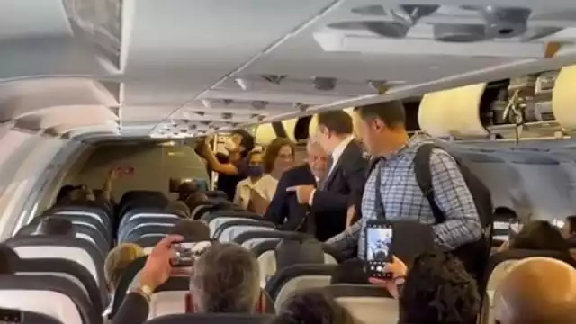 AMLO y su esposa Beatriz Gutiérrez Müller abordaron un avión comercial para regresar a México. Foto: Captura de pantalla