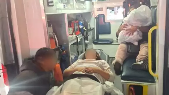 La bebé recibió la atención junto con la madre La bebé recibió la atención junto con la madre