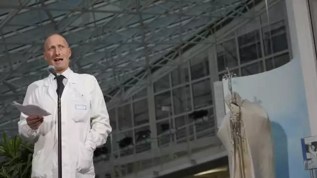 El doctor Sergio Alfieri, jefe del equipo médico que ha tratado al pontifice anunció su alta médica