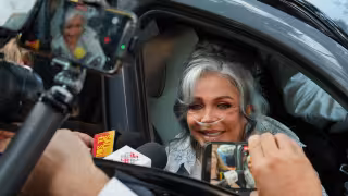 Verónica Castro reaparece con tanque de oxígeno en la graduación de Cristian Castro