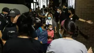 Alcalde de Nueva York dice que Gobierno de Texas envía a los inmigrantes "como ganado"