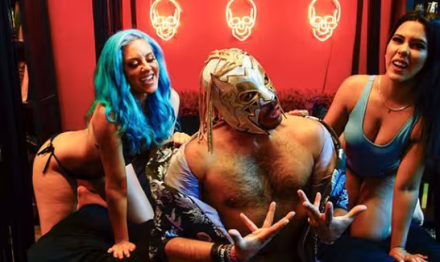 Pese a que el Escorpión Dorado y Eugenio Derbez llevan una buena relación, al parecer ya no es tan buena, luego de involucrar a Aislinn