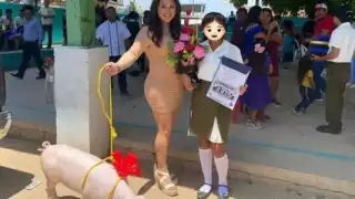 Madrina regala puerquito a su ahijada