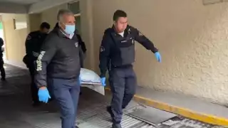 Elementos de la SSC-CDMX retiran cuerpo de una de las víctimas. Foto: Especial