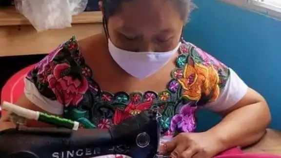Para artesanas como Amelia May su habilidad para bordar prendas es vital para su sustento