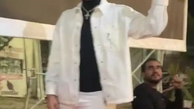 Eduin cantó junto a sus fans en una taquería