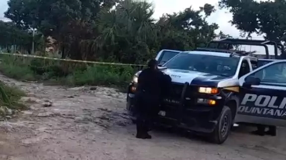 La zona de la Región 260 de Cancún, donde se halló el cuerpo, fue acordonada para que Servicios Periciales de la FGE Quintana Roo realizara las diligencias correspondientes La zona de la Región 260 de Cancún, donde se halló el cuerpo, fue acordonada para que Servicios Periciales de la FGE Quintana Roo realizara las diligencias correspondientes