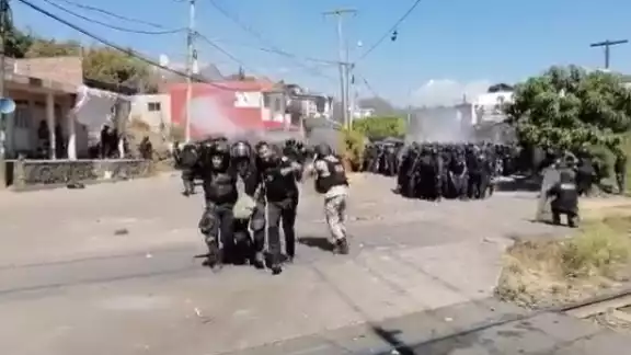 Elementos de la policía estatal resultaron heridos, tras ataque. Foto: Captura de pantalla Elementos de la policía estatal resultaron heridos, tras ataque. Foto: Captura de pantalla