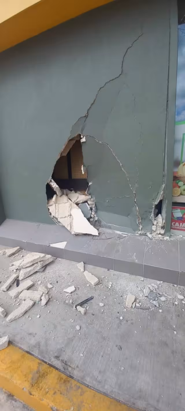El impacto causó un boquete que sólo dejó daños materiales