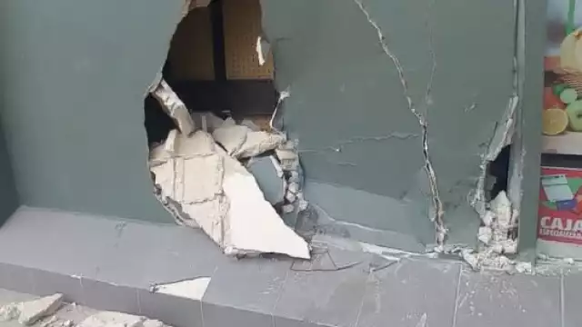 El impacto causó un boquete que sólo dejó daños materiales