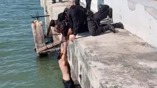 Elementos policiacos lograron sacar al menor de edad del agua, quien fue atendido por paramédicos en Ciudad del Carmen