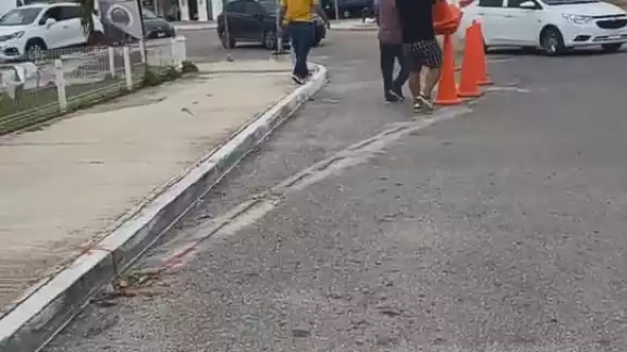 Los vecinos quitaron los conos para dejar libre tránsito en la zona Los vecinos quitaron los conos para dejar libre tránsito en la zona