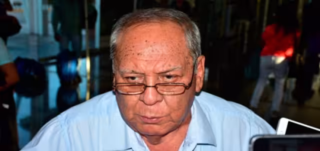 Aníbal Ostoa dejará el cargo y volverá al Senado