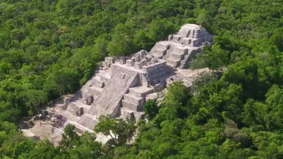 Los estudiosos utilizan la técnica de teledetección con luz láser (LIDAR) para efectuar una especie de escaneo de la zona. Los estudiosos utilizan la técnica de teledetección con luz láser (LIDAR) para efectuar una especie de escaneo de la zona.