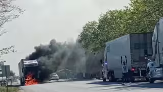 Arde tráiler en Champotón y colapsa la carretera Carmen–Campeche; posible sobrecalentamiento