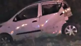 La unidad terminó a un lado de la vía tras el choque y sus ocupantes, dos turistas, fueron trasladados a un hospital en Bacalar