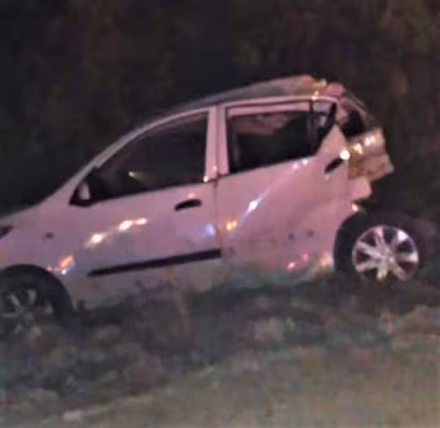 La unidad terminó a un lado de la vía tras el choque y sus ocupantes, dos turistas, fueron trasladados a un hospital en Bacalar