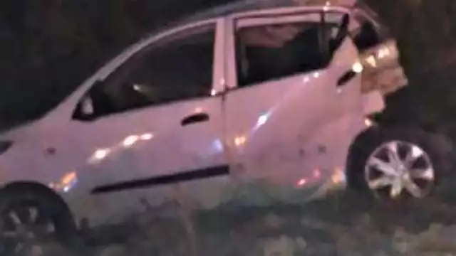 La unidad terminó a un lado de la vía tras el choque y sus ocupantes, dos turistas, fueron trasladados a un hospital en Bacalar