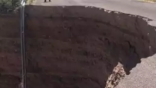 Se forma enorme socavón en carretera de Chihuahua