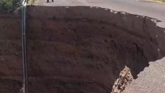 Se forma enorme socavón en carretera de Chihuahua