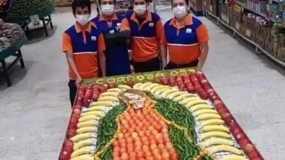Los trabajadores de la tienda Chedraui, tuvieron una gran imaginación y habilidad para recrear la imagen de la Virgen de Guadalupe con varias frutas y verduras Los trabajadores de la tienda Chedraui, tuvieron una gran imaginación y habilidad para recrear la imagen de la Virgen de Guadalupe con varias frutas y verduras