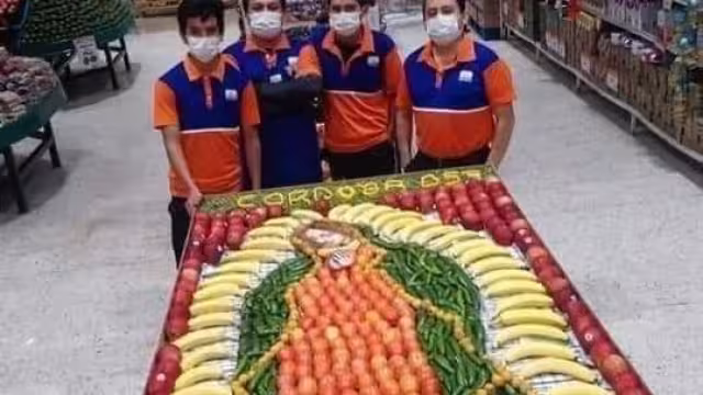 Los trabajadores de la tienda Chedraui, tuvieron una gran imaginación y habilidad para recrear la imagen de la Virgen de Guadalupe con varias frutas y verduras